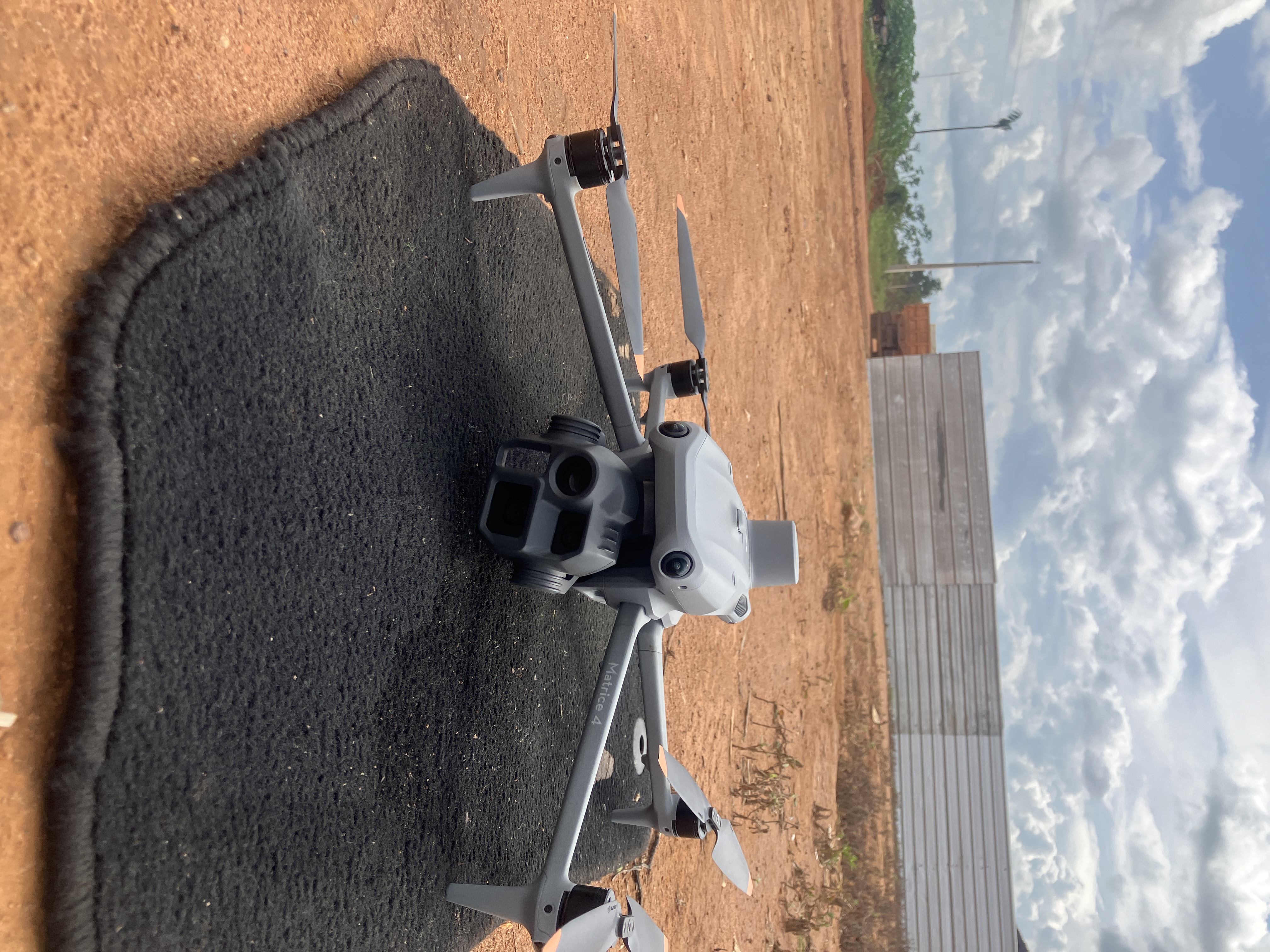 Drone Matrice em operação (detalhe do equipamento)